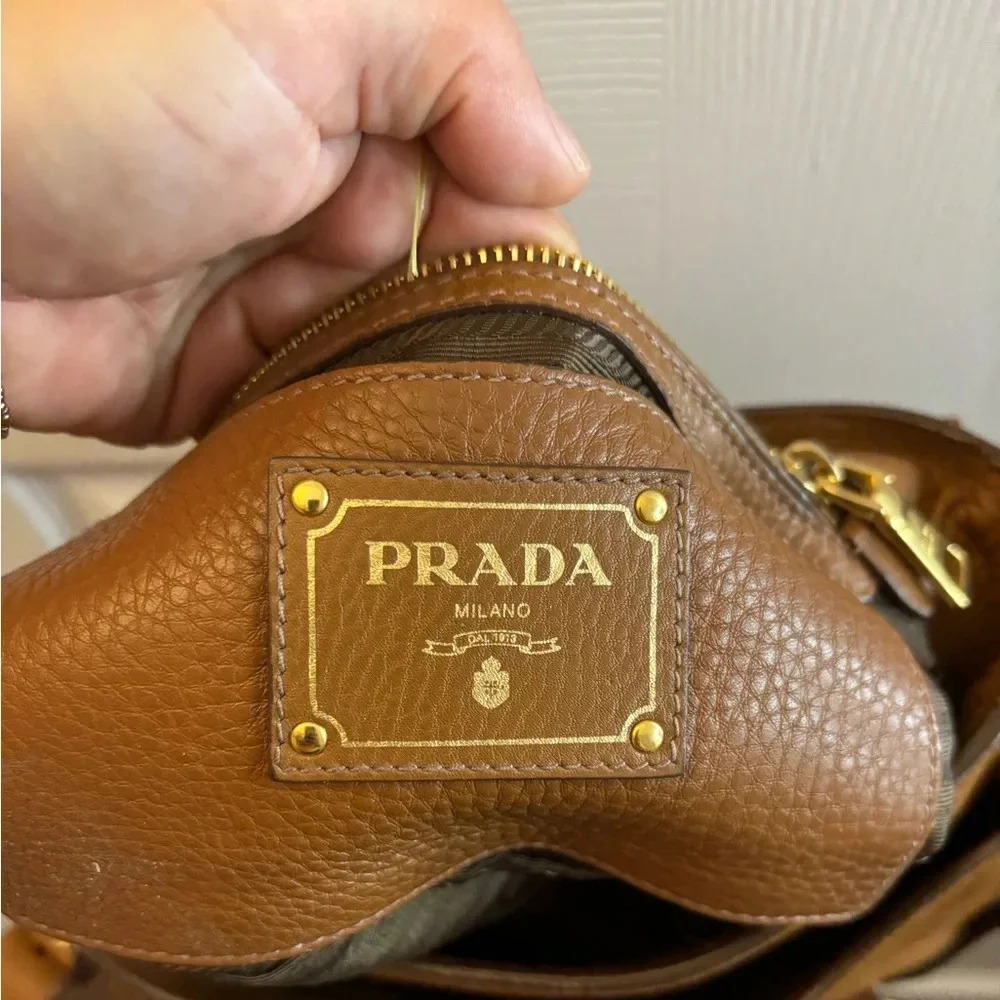 PRADA 
Vitello Daino Push Lock Messenger Bag Noisette - Picture 14 of 14
